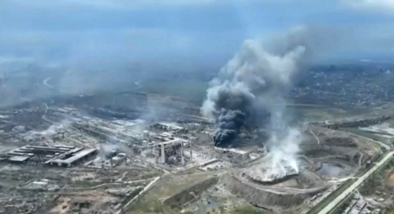 Fumaça é vista na siderúrgica de Azovstal, em Mariupol, em imagem de arquivo