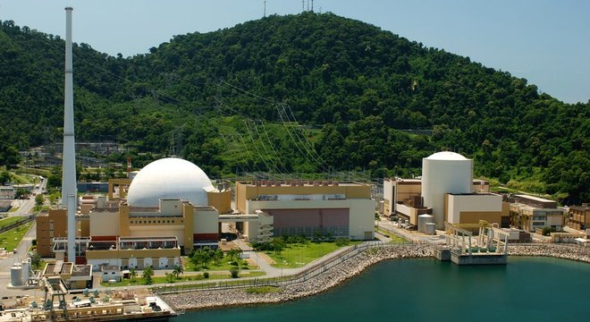 Usinas Angra 2 (Ã  esquerda) e Angra 1 (Ã  direita); os reatores, onde a energia nuclear Ã© gerada, ficam dentro das estruturas brancas