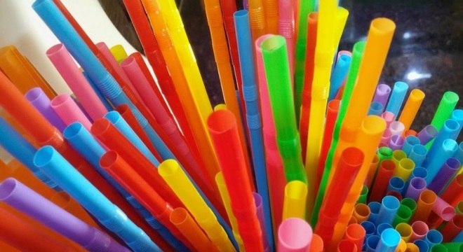 Covas sanciona lei que proíbe canudo plástico em São Paulo
