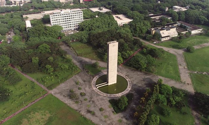 2. USP (Universidade de São Paulo) também oferece alguns cursos de aperfeiçoamento e atualização gratuitos, basta acessar a plataforma USP Digital e conferir a lista de opções. Podem se inscrever alunos e professores da universidade e comunidade em geral que queiram entender sobre as áreas disponibilizadas nos cursos. Alguns cursos possuem limitação no número de inscritos e outros possuem sorteios, como critério de seleção