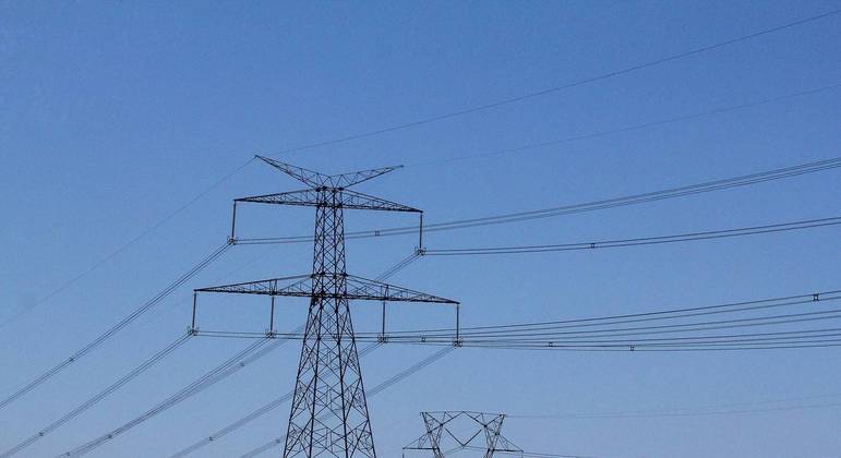 Torres de transmissão de energia elétrica.