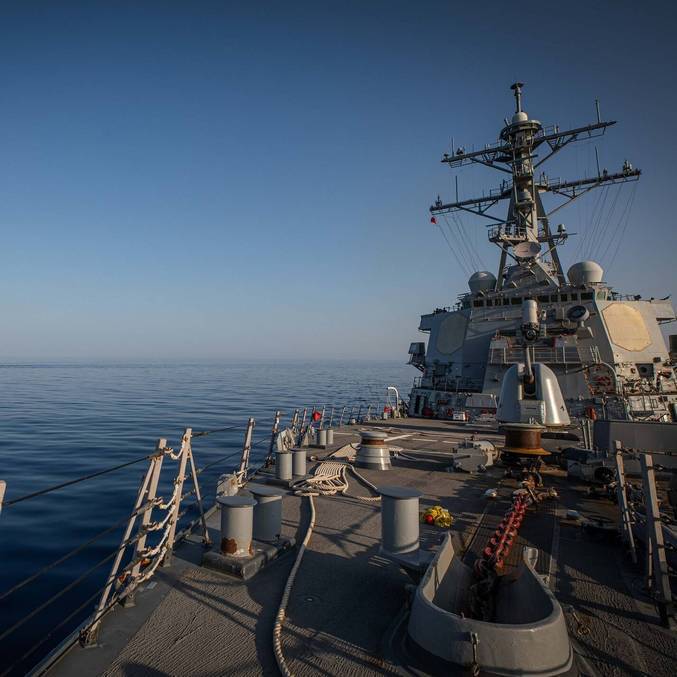 Contratorpedeiro USS Carney é uma das embarcações dos EUA no Mar Vermelho