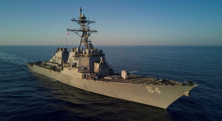 Contratorpedeiro americano USS Carney patrulha águas no estreito de Bab el-Mandeb