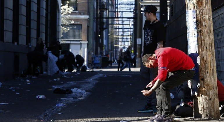 Pessoas se drogam livremente pelas ruas do Canadá