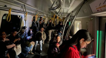 Usuários da Linha 4-Amarela do Metrô de SP registraram falta de luz nas estações
