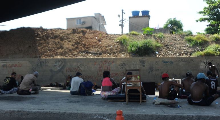 Usuários de crack se reúnem em ruas de cidades grandes para consumir o entorpecente