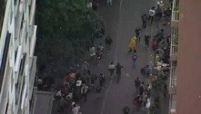 Usuários pintam faixa para delimitar acesso exclusivo aos frequentadores da Cracolândia (SP)