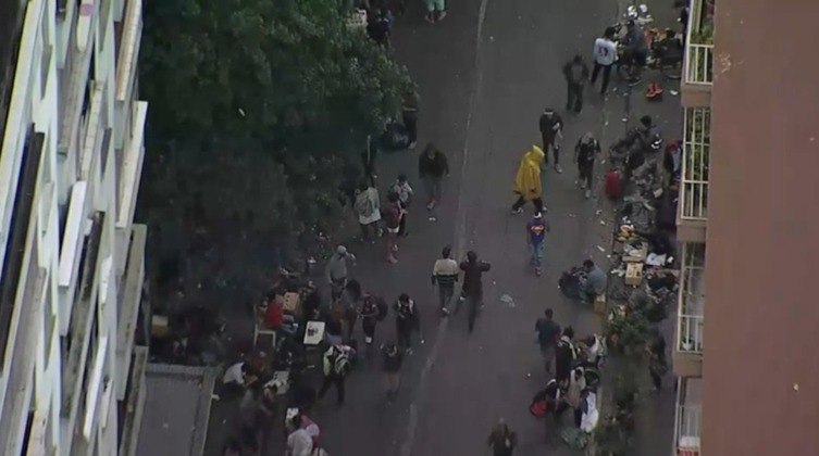 Usuários de drogas pintaram uma faixa na rua Conselheiro Nébias, no bairro do Campos Elíseos, no centro de São Paulo, para delimitar o acesso exclusivo para uma parte dos frequentadores da Cracolândia, na manhã de quarta-feira (11). Em nota, a SSP (Secretaria de Segurança Pública) informou que as forças de segurança acompanham o fluxo e estão intensificando as ações de policiamento na região