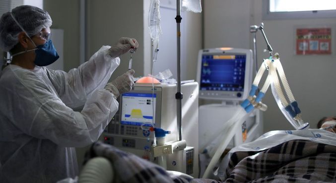 Profissional da UTI do Hospital São Paulo trata paciente com covid