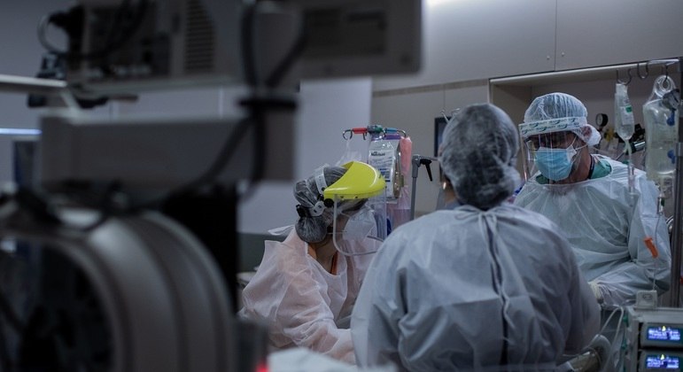 Equipe médica durante cirurgia em paciente com covid-19 em UTI de hospital em São Paulo