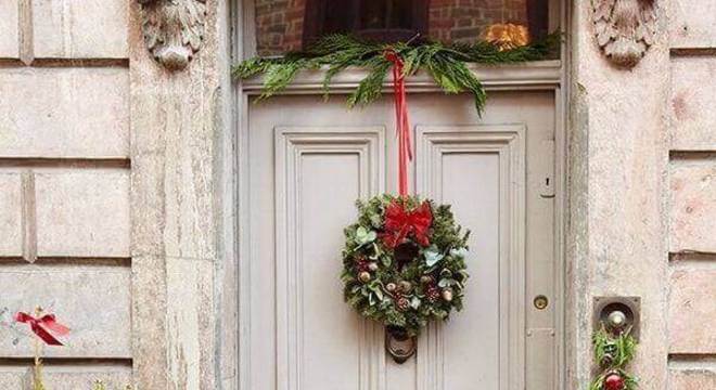 Utilize a guirlanda como enfeite de natal para porta