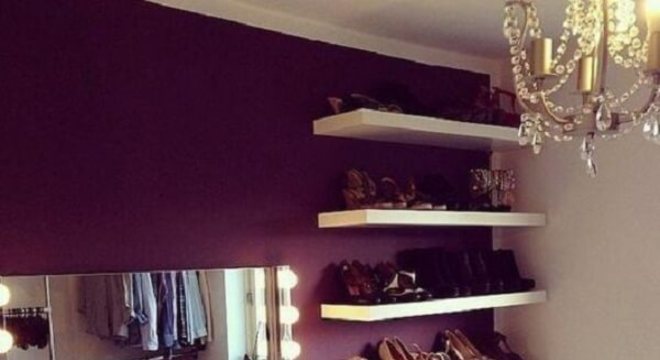 Utilize as prateleiras do quarto como sapateiras