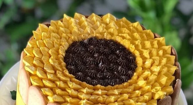 Utilize biscoitos de maisena para formar um lindo bolo festa tema girassol