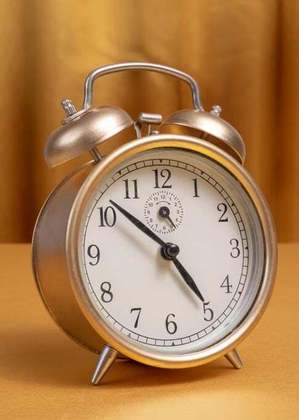 Utilize o despertador (pode ser um relógio ou o próprio celular - mas à distância) para garantir que você acordará no horário devido. Dormir com a preocupação de ter que acordar por conta própria em determinado horário impede que o organismo relaxe da forma devida. 