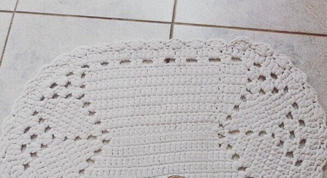 Utilize o tapete de crochê oval em locais com piso frio