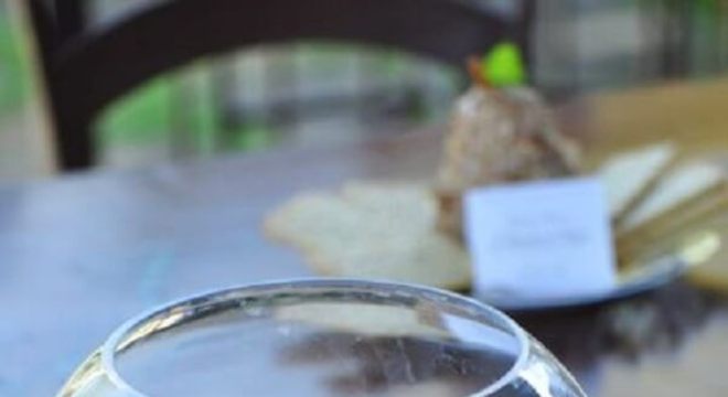 Utilize o vaso transparente com pedras, água e flores de girassol para decorar a mesa