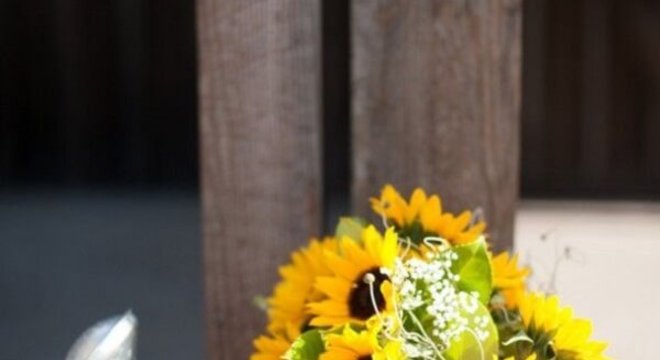 Utilize um regador para compor a decoração da festa tema girassol