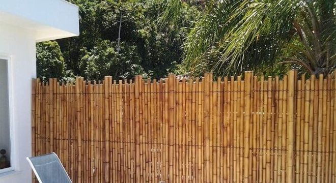 Utilize uma cerca de bambu para delimitar a área da piscina