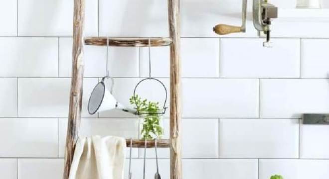Utilize uma estante escada madeira para o banheiro