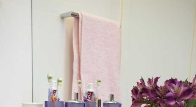 Utilize vidros como enfeites para pia de banheiro