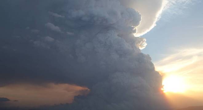 Nuvens de pirocumulonimbus em incêndios florestais em Victoria em 2014 