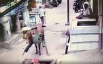 Uma vaca pilantra e gananciosa golpeou um homem que passava na rua, o jogou em um buraco e ainda comeu os vegetais dele. Tudo foi filmado por uma câmera de segurança