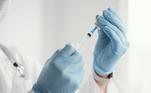 O grupo farmacêutico Pfizer e seu sócio alemão BioNTech anunciaram na última quinta-feira (3) o início da primeira fase de testes de uma vacina de RNA mensageiro (RNAm), que combina a proteção contra a gripe e a Covid-19. “Mesmo com as vacinas contra a gripe sazonal existentes, a carga desse vírus é grave em todo o mundo e causa milhares de mortes e hospitalizações todos os anos', afirmou a diretora científica da Pfizer, Annaliesa Anderson, em comunicado