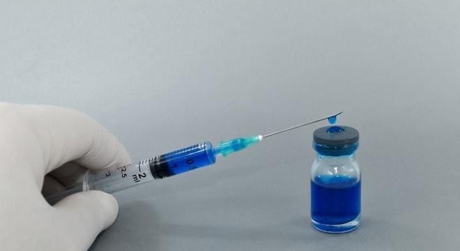 Vacina de Oxford está na terceira e última fase de testes no país