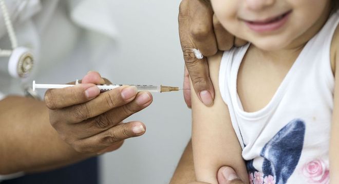 Apesar de próxima da meta, 800 mil crianças ainda não receberam vacinação