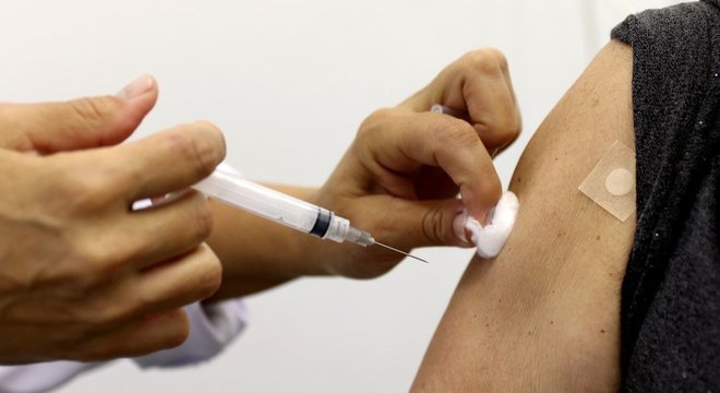 A vacina contra a meningite C, a mais frequente no país, está disponível pelo SUS