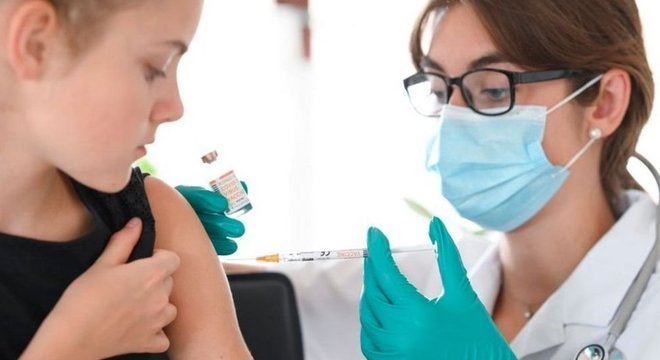 Reino Unido anunciou que a vacina da Pfizer já foi aprovada pela vigilância sanitária e que vai começar campanha de vacinação