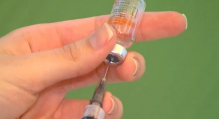 Segunda dose de vacina está garantida, diz secretário
