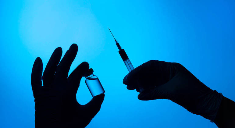 Vacinação é recomendada para grupos específicos, como profissionais de saúde