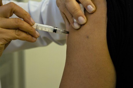 Vacinas são oferecidas em todos os postos de saúde