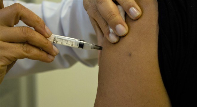 A vacina tríplice viral protege contra sarampo, caxumba e rubéola