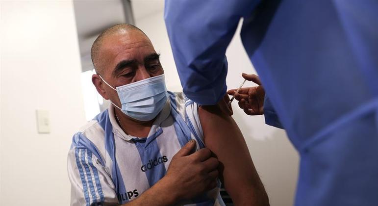Só 9% da população argentina recebeu as duas doses dos imunizantes contra a covid-19