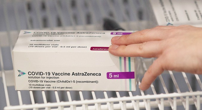 A vacina de Oxford, da AstraZeneca, está sendo aplicada no Brasil