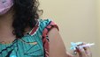 Mulheres de 34 anos tomam 1ª dose de vacina contra a covid-19 (Gil Leonardi/Imprensa MG)