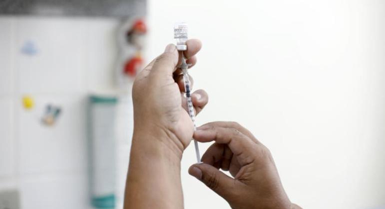Covid: OMS recomenda que países priorizem idosos e pessoas com comorbidade na vacinação