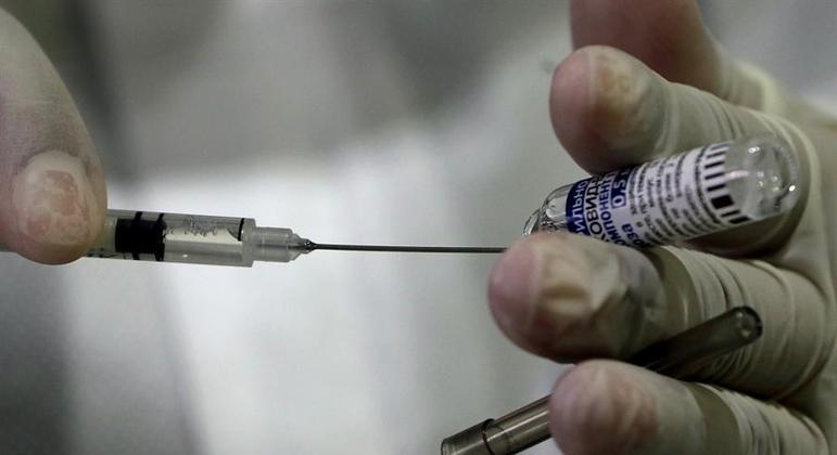 Falta de doses de vacina dificulta aplicação da segunda dose na Bolívia e população protesta