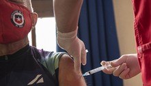 Chile começa a vacinar professores e supera 2 milhões de imunizados 