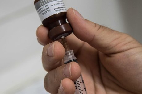 Vacina de febre amarela tem sido alvo de correntes e boatos nas redes sociais Muitos portadores de HIV devem se vacinar

