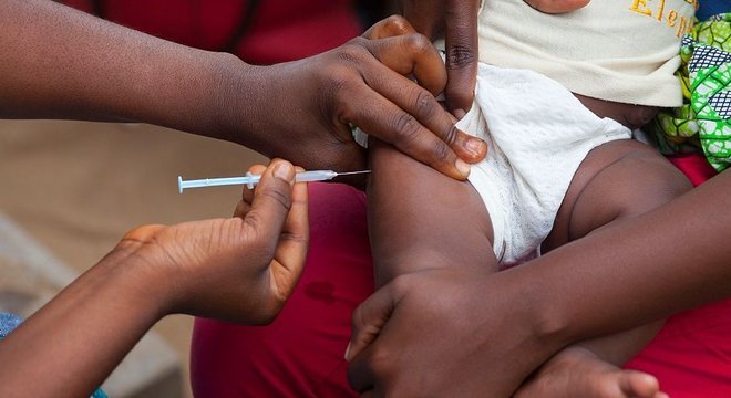 Vacina contra hepatite B (acima, sendo ministrada no Congo) é um dos exemplos de imunização que levaram mais tempo a chegar aos países mais pobres