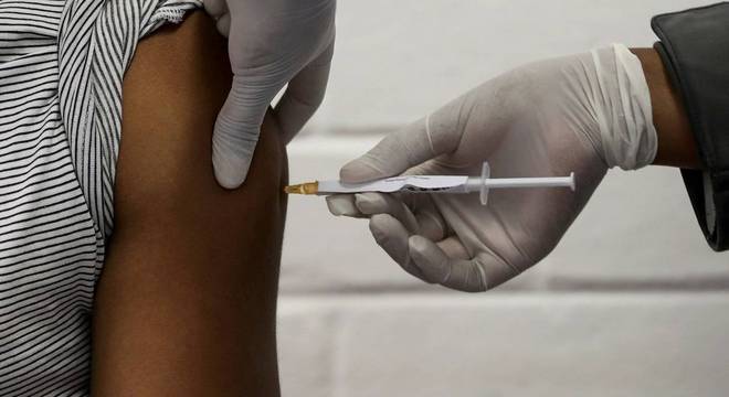 Modelo de testes poderia agilizar comprovação de eficácia das vacinas