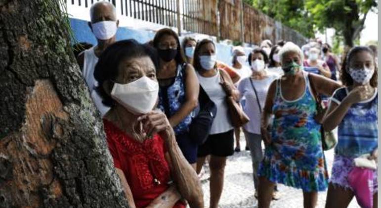 Idosos fazem fila para tomar vacina contra Covid-19