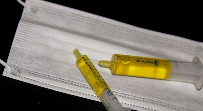 Testes da vacina de Oxford foram interrompidos devido a reação adversa grave