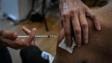 Vacina contra a variante Ômicron deve vir rápido, diz cientista 