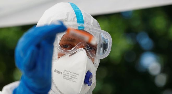Vacina de Oxford sai na frente na corrida contra pandemia