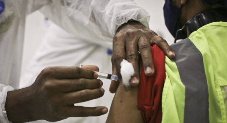 Homem recebe vacina contra a Covid-19 em Brasília (DF)
