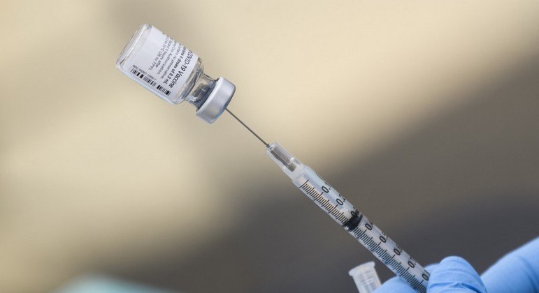 Dose de reforço da vacina anti-Covid-19 será aplicada em idosos a partir do fim do mês na Espanha